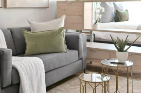 Aquila - Stylish 1-Bed Apartment in Iconic High-Rise City Views